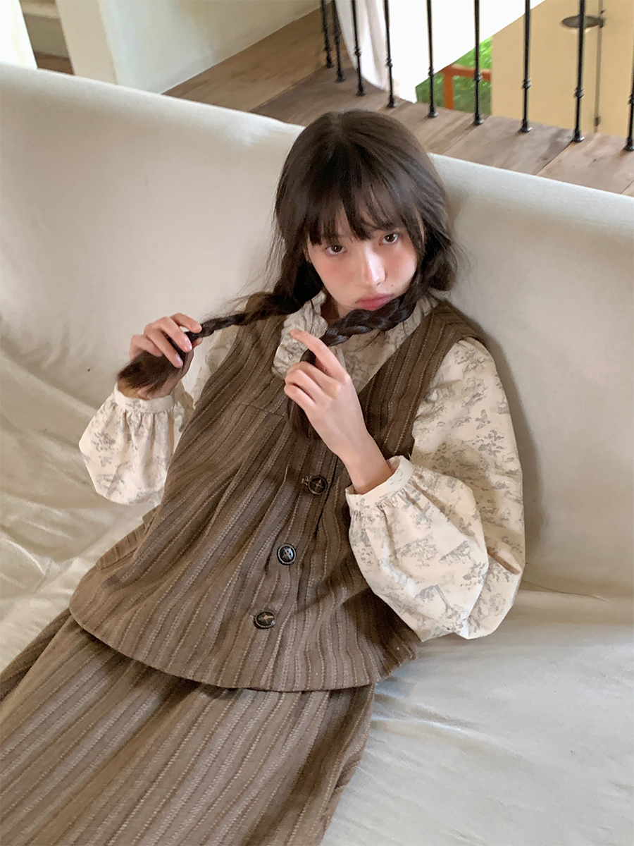 Brown Striped Autumn Layering: A Two – Piece Set with a Niche Sleeveless Vest and Midi Skirt