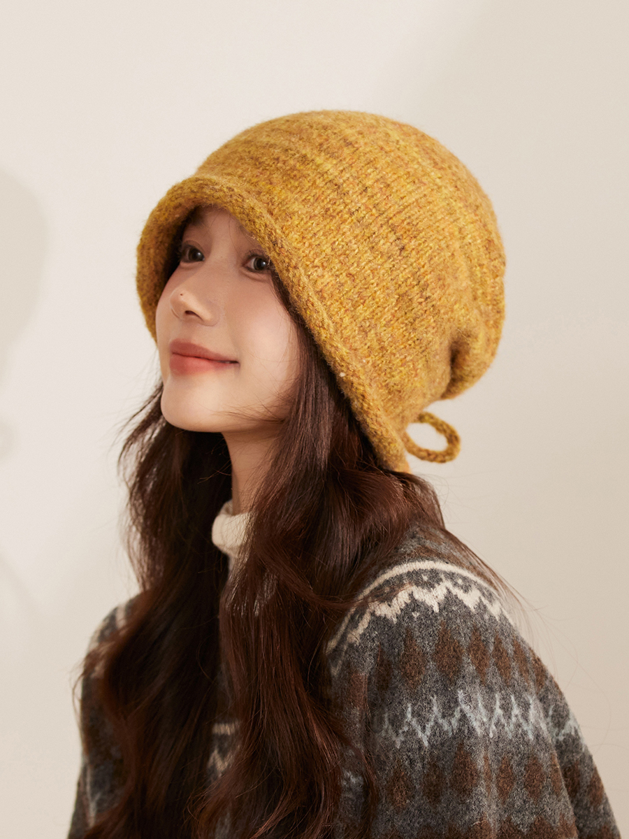 Knitted Slouchy Beanie: Stylish Retro Shaped Skull Cap with Gradient Color, Rolled Edge and Ear Protection
